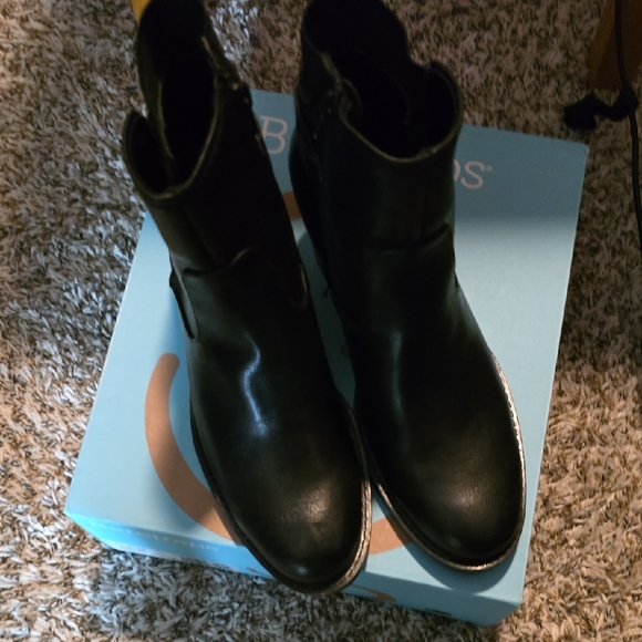 BareTraps Black Ankle Booties - Picture 2 of 6